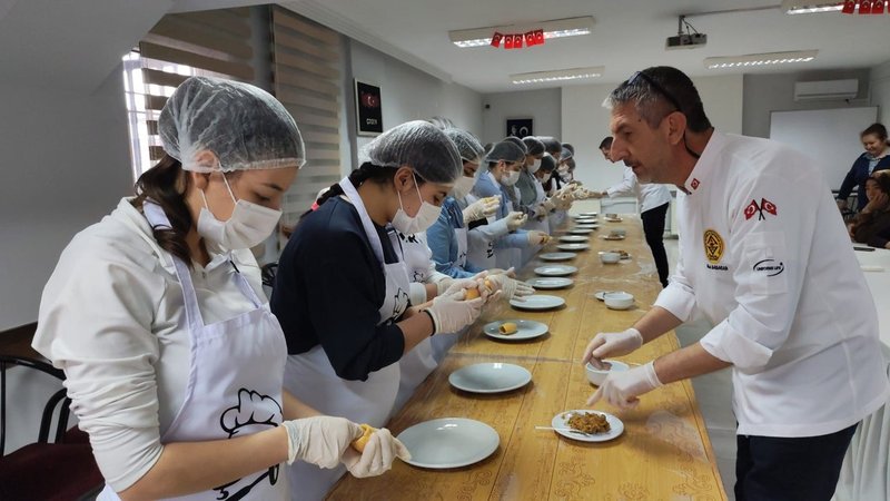 Gaziantep'te İçli Köfte Atölyesi: Gastronomi Mirası Gelecek Nesillere Aktarılıyor - Görsel 3