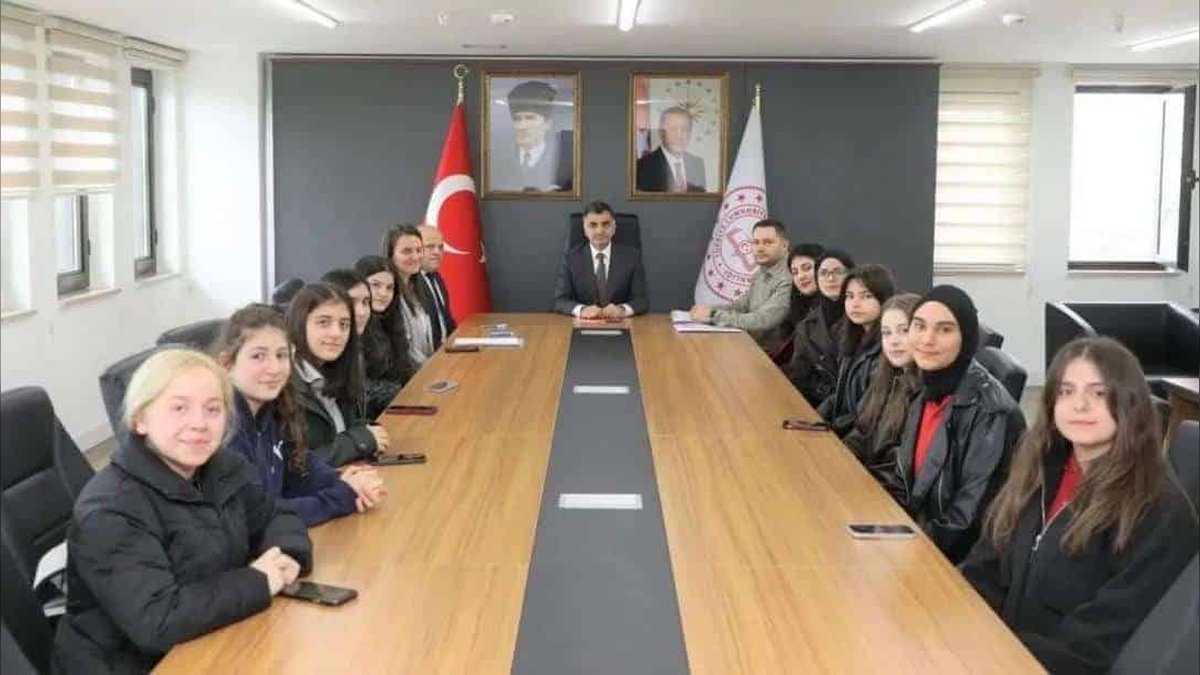 Gülyalı Milli Eğitim'den Erasmus+ Hareketliliği Öncesi Öğrencilere Değerlendirme Toplantısı