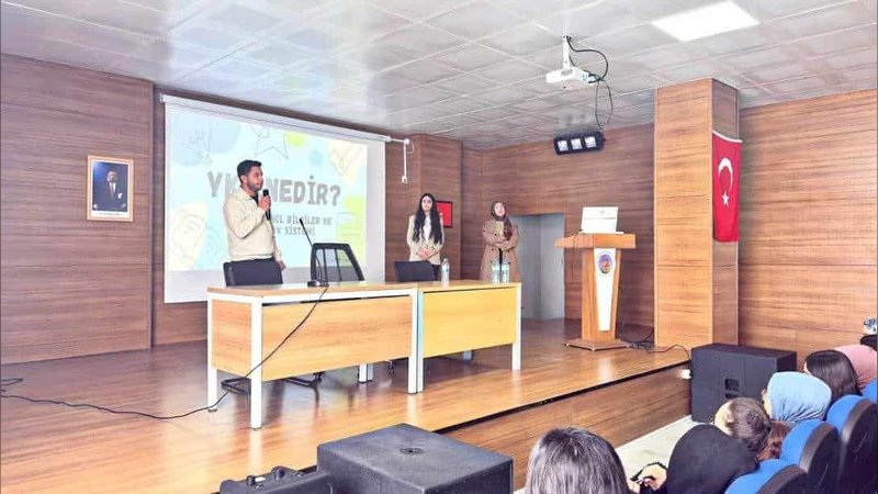 Gürpınar'da YKS'ye Hazırlanan Öğrencilere Motivasyon Semineri