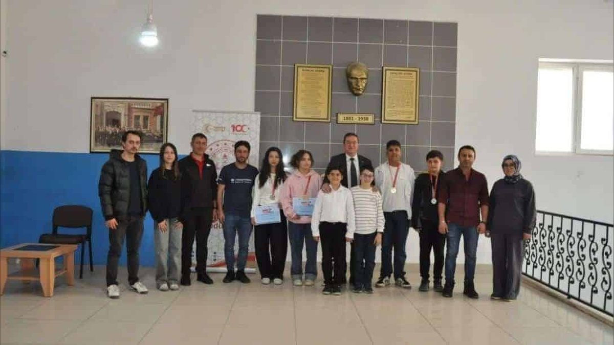 Sandıklı'dan Yüzme Başarısı: Öğrenciler İlçe Milli Eğitim Müdürü'nü Ziyaret Etti