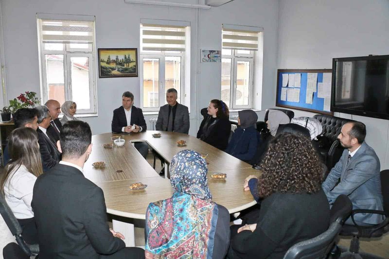 Vali Önder Bakan, Gümüşhacıköy Anadolu İmam Hatip Lisesini Ziyaret Etti - Görsel 3