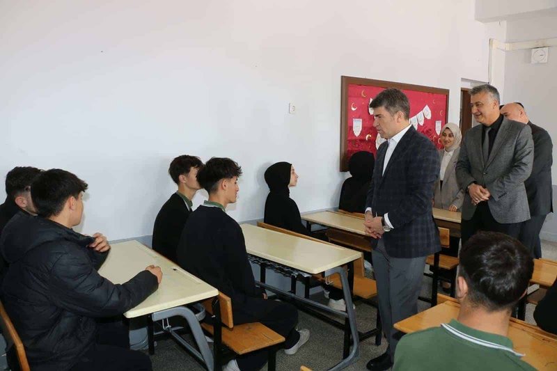 Vali Önder Bakan, Gümüşhacıköy Anadolu İmam Hatip Lisesini Ziyaret Etti - Görsel 4