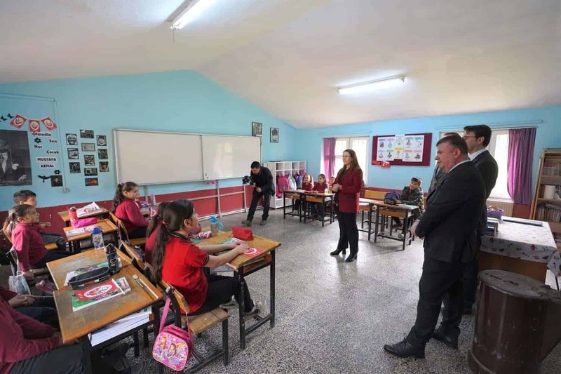 Vali ve İl Milli Eğitim Müdürü Okulları Ziyaret Etti, Öğrencilerle Buluştu - Görsel 3