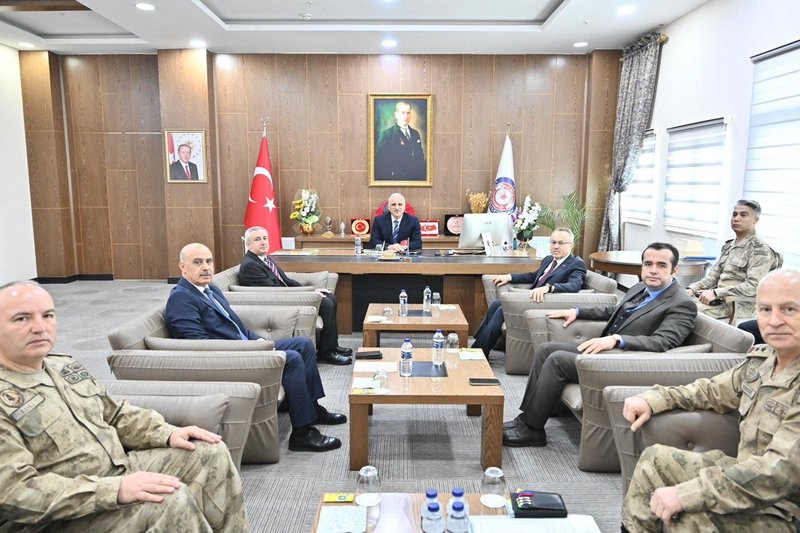 Vali Zorluoğlu Lice'de Öğretmenevi İnşaatını İnceledi, Kütüphane Durumunu Değerlendirdi - Görsel 3