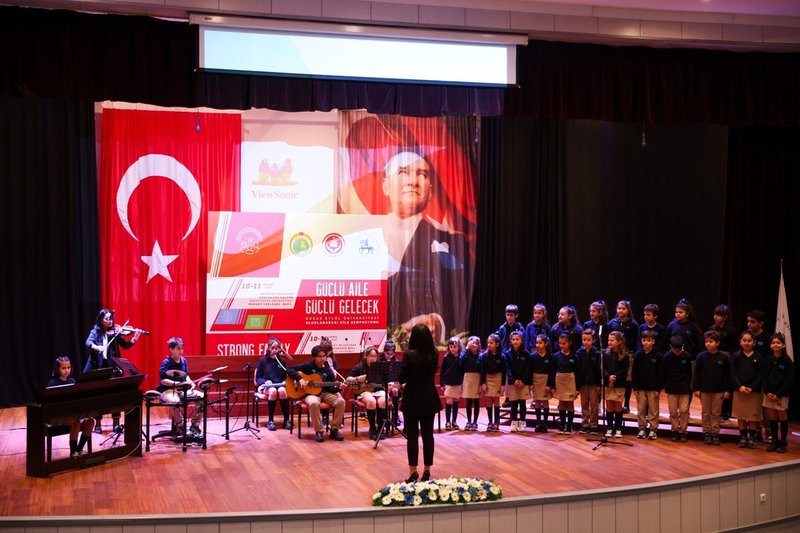 Dokuz Eylül Üniversitesi'nde 'Güçlü Aile, Güçlü Gelecek' Sempozyumu Düzenlendi - Görsel 4