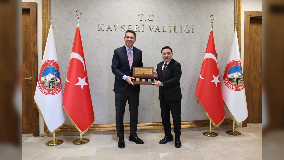 Enerji Bakanı Bayraktar, Kayseri Valisi Çiçek'i Ziyaret Etti