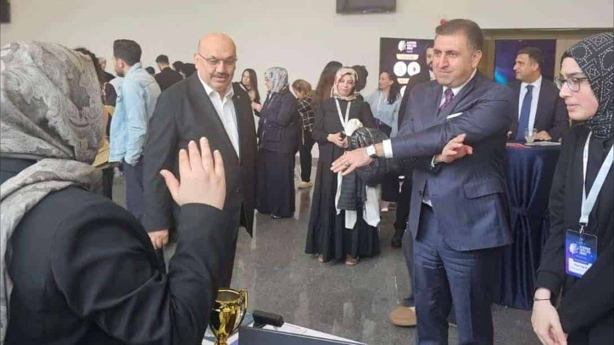 Kağıthane Anadolu İmam Hatip Lisesi, Eğitimde Yapay Zeka Zirvesi'nde Skolyoz Projesiyle Yer Aldı