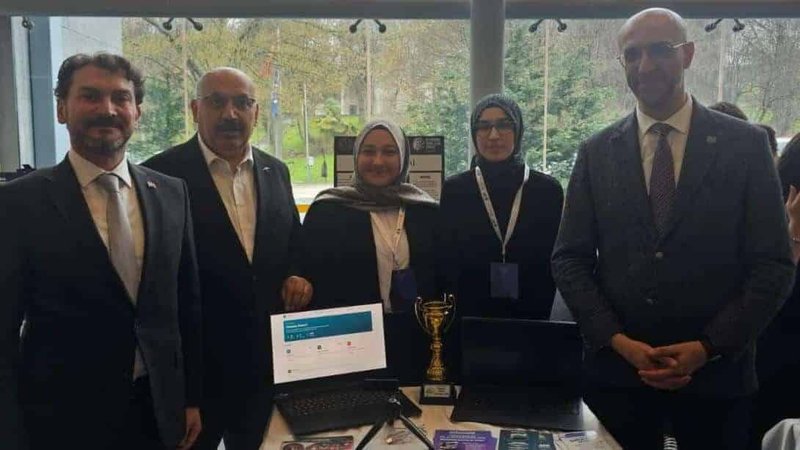 Kağıthane Anadolu İmam Hatip Lisesi, Eğitimde Yapay Zeka Zirvesi'nde Skolyoz Projesiyle Yer Aldı - Görsel 2