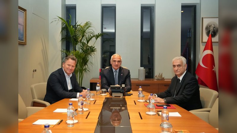 Kültür ve Turizm Bakanı Ersoy, Jet2 ve Dertour ile 2026 Turizm Hedeflerini Görüşüyor