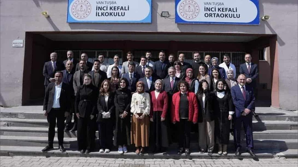 Milli Eğitim Bakanı Tekin, Tuşba'da İnci Kefali İlkokulu'nu Ziyaret Etti
