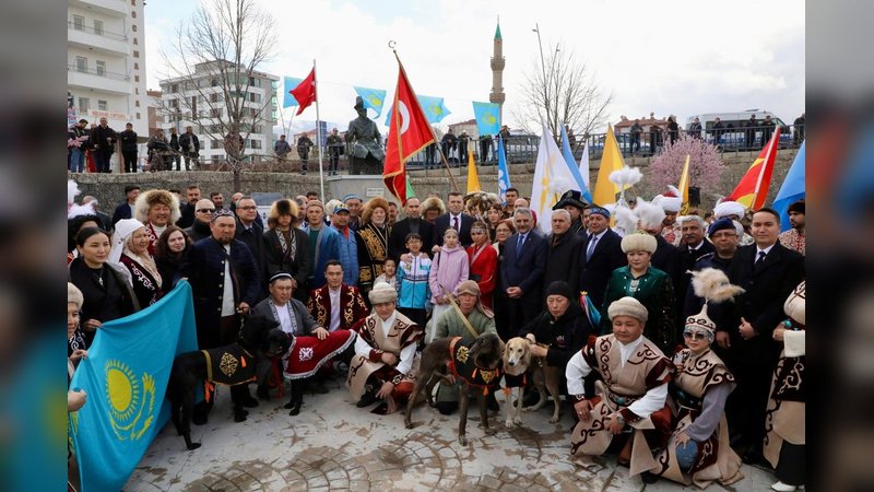 Niğde'de Nevruz Bayramı Coşkusu: Kortej Yürüyüşü ve Geleneksel Etkinlikler