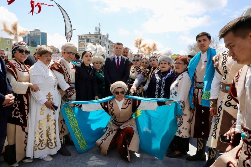 Niğde'de Nevruz Bayramı Coşkusu: Kortej Yürüyüşü ve Geleneksel Etkinlikler - Görsel 2