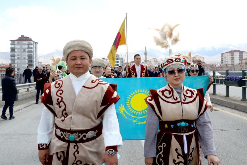 Niğde'de Nevruz Bayramı Coşkusu: Kortej Yürüyüşü ve Geleneksel Etkinlikler - Görsel 4