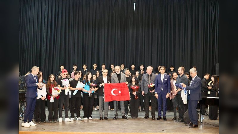 Siirt'te 'Kim Var?' Müzikal Tiyatrosu Büyük Beğeni Topladı