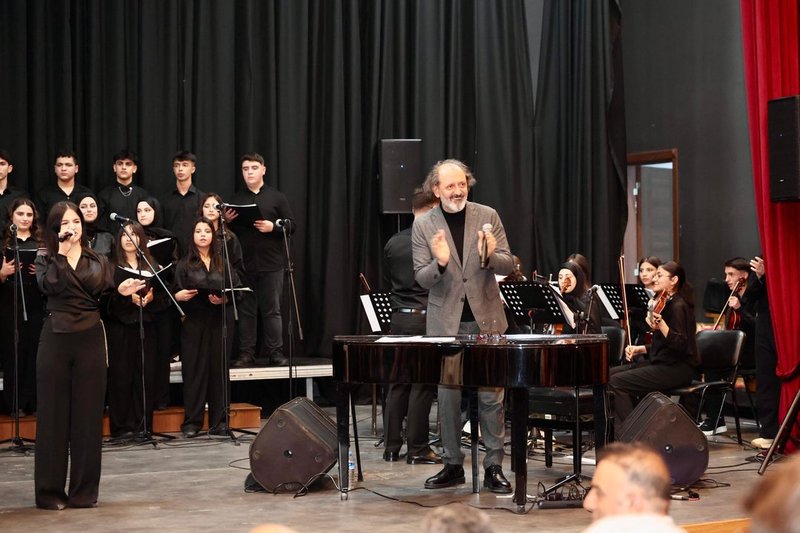 Siirt'te 'Kim Var?' Müzikal Tiyatrosu Büyük Beğeni Topladı - Görsel 2