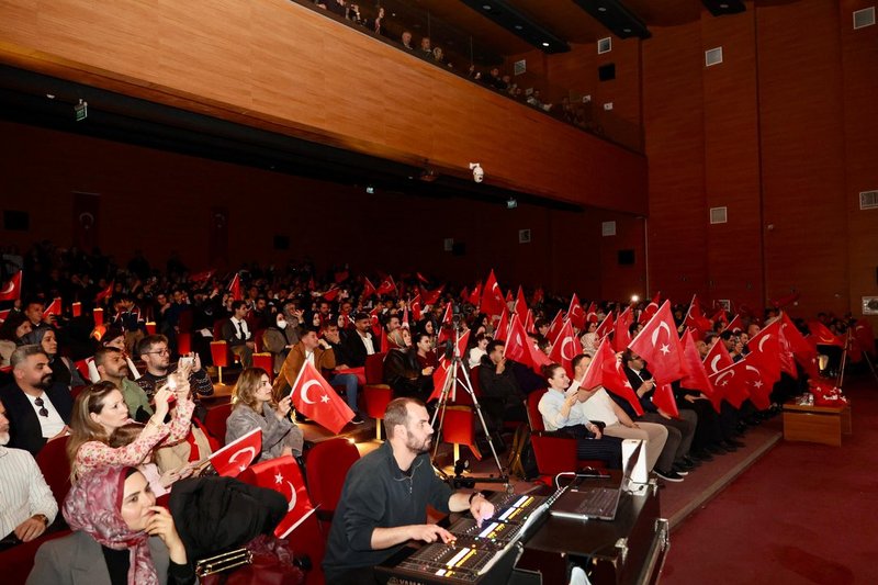 Siirt'te 'Kim Var?' Müzikal Tiyatrosu Büyük Beğeni Topladı - Görsel 3