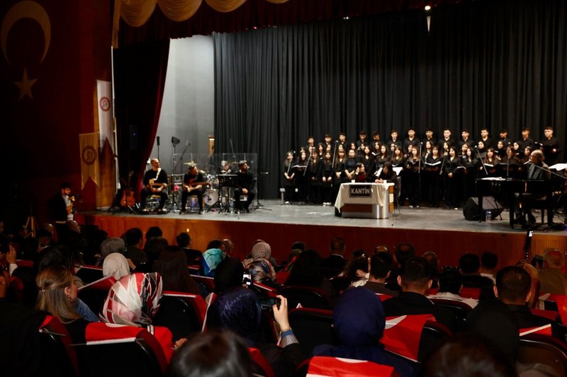 Siirt'te 'Kim Var?' Müzikal Tiyatrosu Büyük Beğeni Topladı - Görsel 4