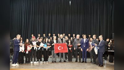 Siirt'te 'Kim Var?' Müzikal Tiyatrosu Büyük Beğeni Topladı