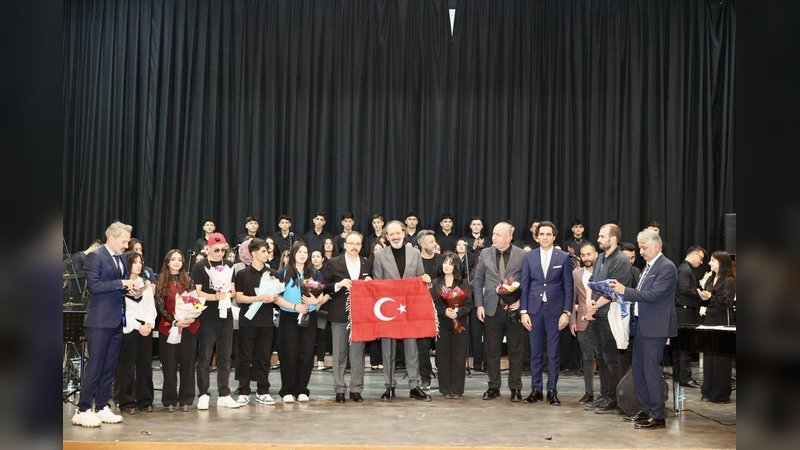 Siirt'te 'Kim Var?' Müzikal Tiyatrosu Büyük Beğeni Topladı