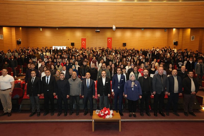 Siirt'te 'Kim Var?' Müzikal Tiyatrosu Büyük Beğeni Topladı - Görsel 3