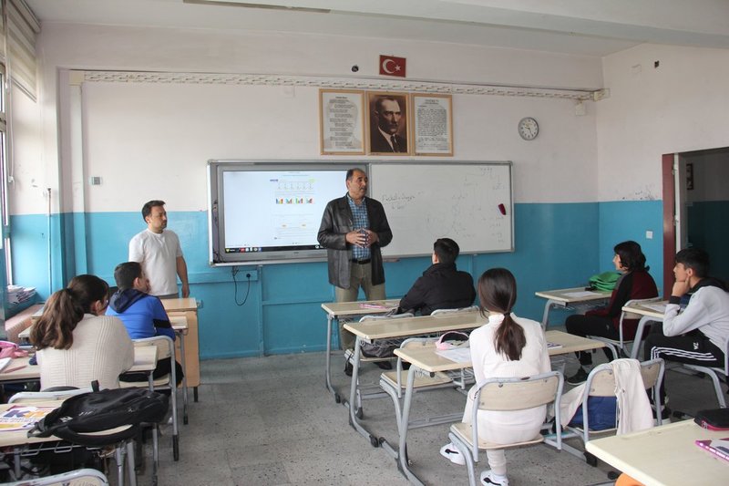 Iğdır İl Milli Eğitim Müdürü Aziz Gün'den DYK Kurslarına Ziyaret: Başarıya Giden Yolda Teknolojinin Rolü Vurgulandı - Görsel 2