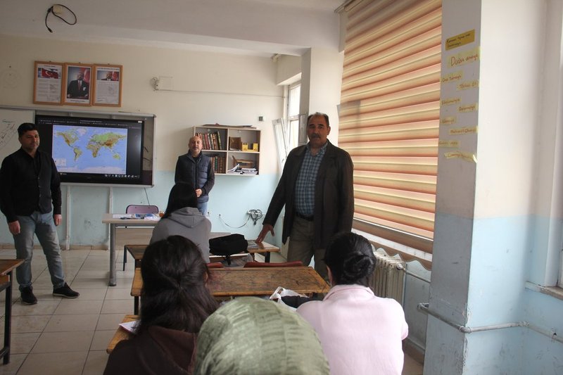 Iğdır İl Milli Eğitim Müdürü Aziz Gün'den DYK Kurslarına Ziyaret: Başarıya Giden Yolda Teknolojinin Rolü Vurgulandı - Görsel 4