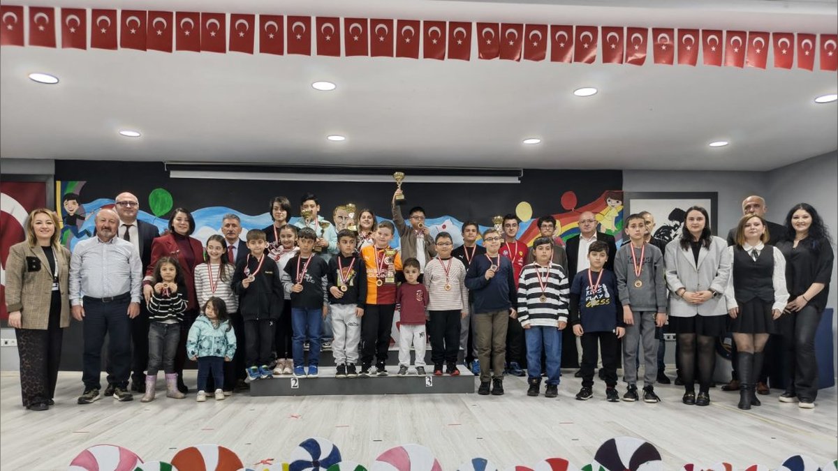 Ünye'de 23 Nisan Satranç Turnuvası'nda 200 Öğrenci Yarıştı