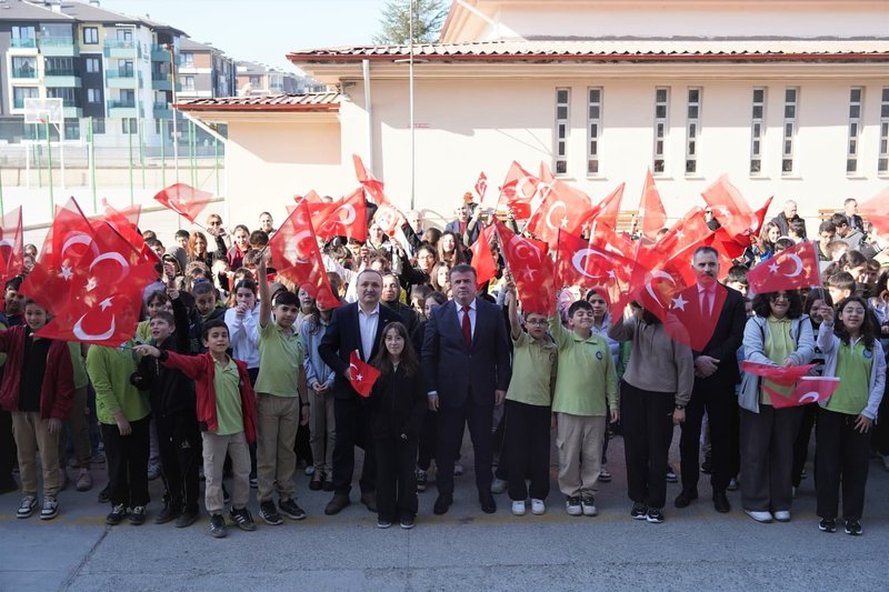 Bartın İl Milli Eğitim Müdürü, Bayrak Töreninde Öğrencilerle Buluştu - Görsel 2