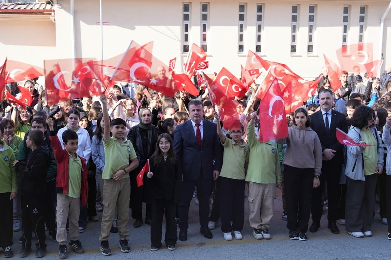 Bartın İl Milli Eğitim Müdürü, Bayrak Töreninde Öğrencilerle Buluştu - Görsel 3