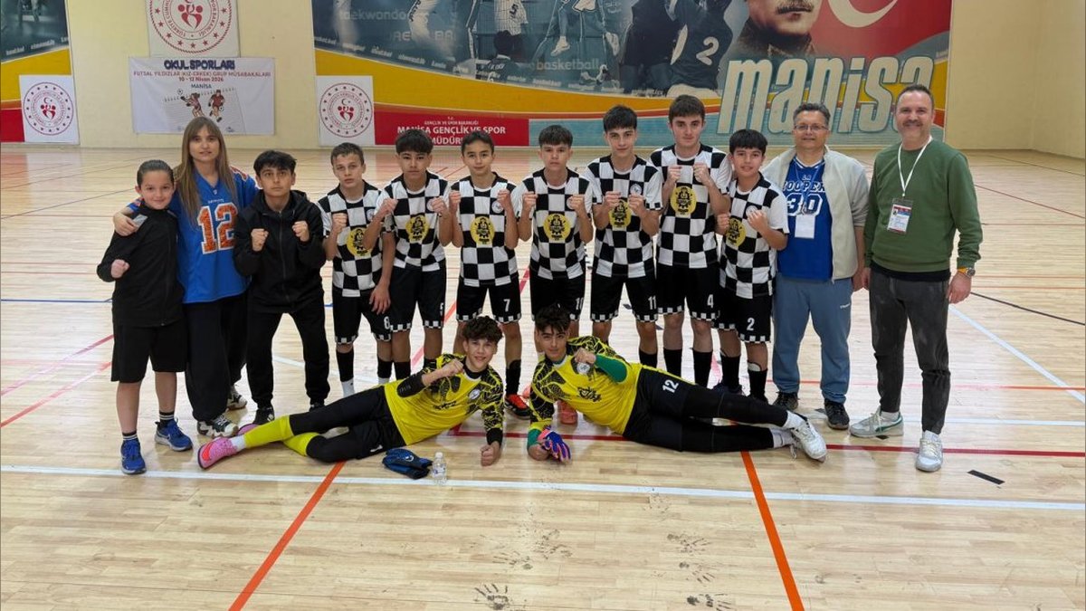 Bayraklı'dan Türkiye Finallerine: Nedret İlhan Keten Ortaokulu Futsal Takımı Başarısı