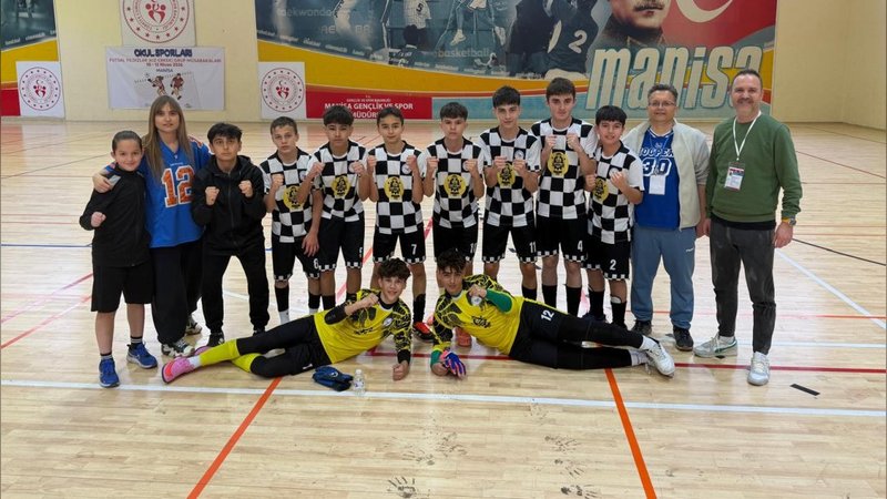 Bayraklı'dan Türkiye Finallerine: Nedret İlhan Keten Ortaokulu Futsal Takımı Başarısı