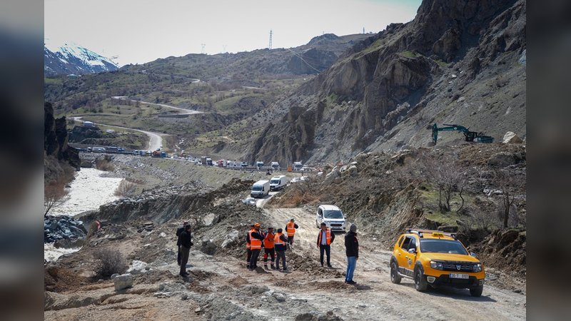 Hakkari Valisi Taşyapan, Heyelan Bölgesinde İncelemelerde Bulundu - Görsel 1