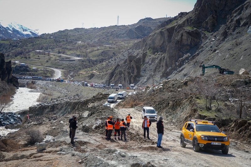 Hakkari Valisi Taşyapan, Heyelan Bölgesinde İncelemelerde Bulundu - Görsel 2