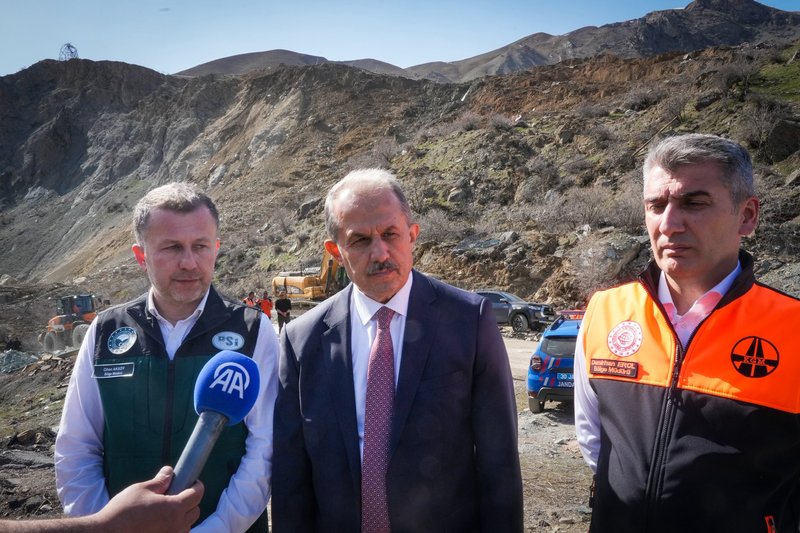 Hakkari Valisi Taşyapan, Heyelan Bölgesinde İncelemelerde Bulundu - Görsel 3