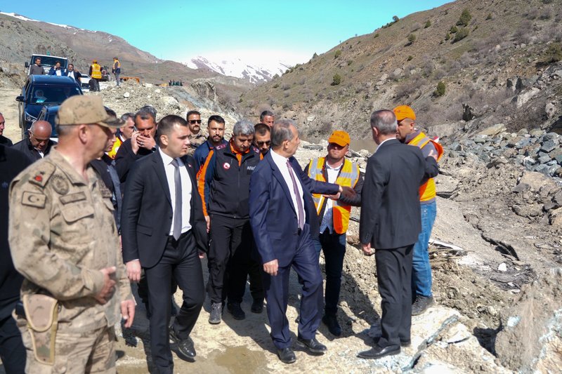 Hakkari Valisi Taşyapan, Heyelan Bölgesinde İncelemelerde Bulundu - Görsel 4