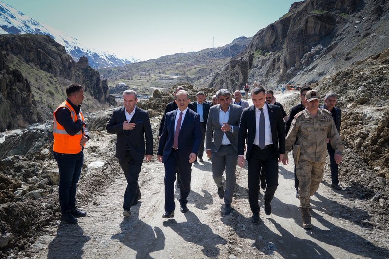 Hakkari Valisi Taşyapan, Heyelan Bölgesinde İncelemelerde Bulundu - Görsel 5