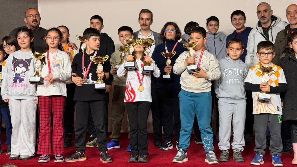 Hopa'da 23 Nisan Satranç Turnuvası'nda Dereceler Belli Oldu