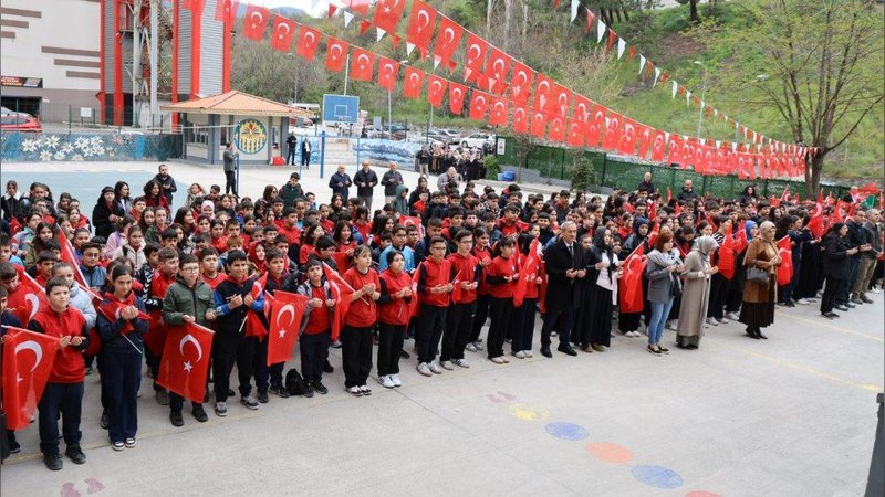 Karabük Okulları Bayraklarla Donatıldı: Birlik ve Beraberlik Vurgusu