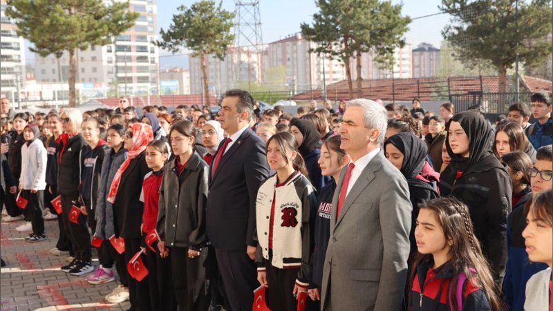 Kastamonu İl Milli Eğitim Müdürü Hasan Gümüş, Darende Ortaokulu'nda Bayrak Törenine Katıldı