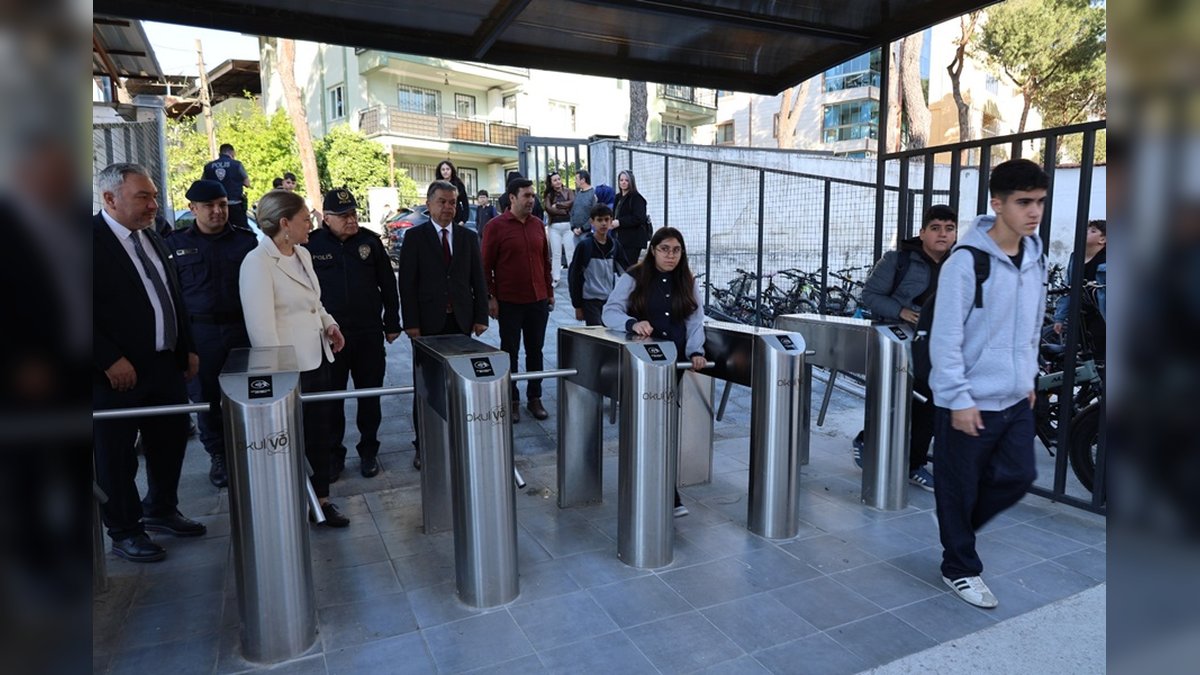 Nazilli Kaymakamı Huriye Küpeli Kan, Fatih Ortaokulu'nda Öğrencilerle Buluştu