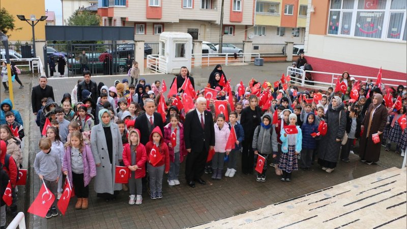 Of'ta Kahramanmaraş'ta Hayatını Kaybeden Öğretmen ve Öğrenciler İçin Saygı Duruşu