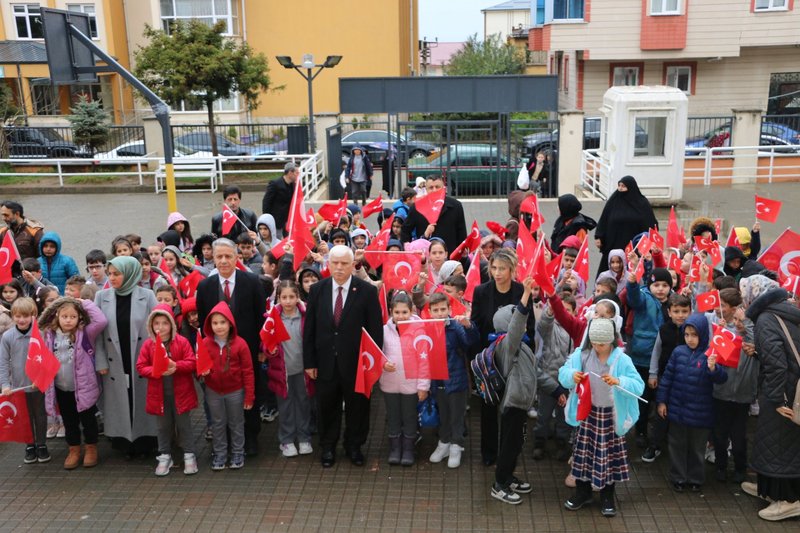 Of'ta Kahramanmaraş'ta Hayatını Kaybeden Öğretmen ve Öğrenciler İçin Saygı Duruşu - Görsel 2