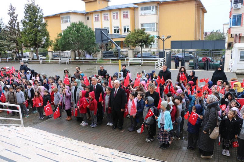 Of'ta Kahramanmaraş'ta Hayatını Kaybeden Öğretmen ve Öğrenciler İçin Saygı Duruşu - Görsel 3