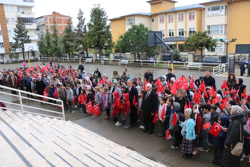 Of'ta Kahramanmaraş'ta Hayatını Kaybeden Öğretmen ve Öğrenciler İçin Saygı Duruşu - Görsel 4