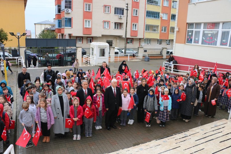 Of'ta Kahramanmaraş'ta Hayatını Kaybeden Öğretmen ve Öğrenciler İçin Saygı Duruşu - Görsel 5