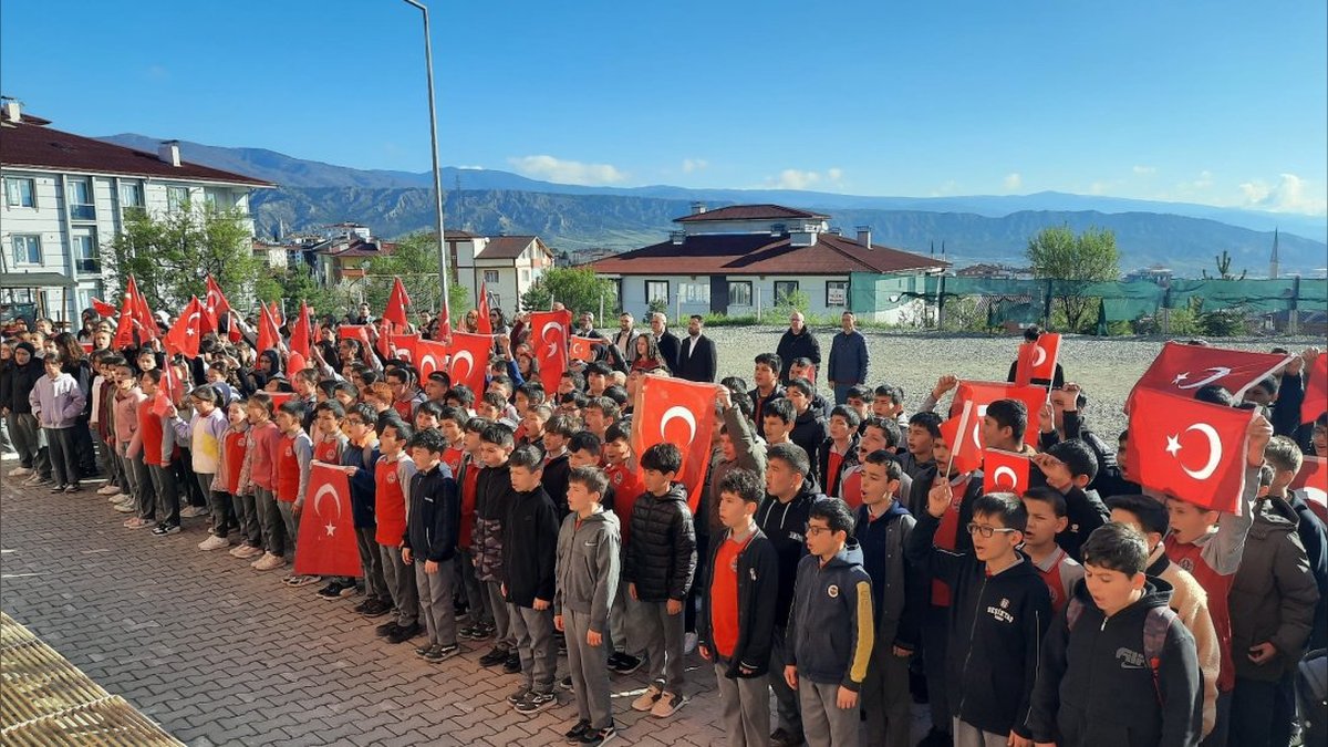 Tosya'da Okullar Bayraklarla Donatıldı, Birlik ve Beraberlik Vurgulandı