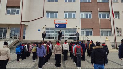 Ulaş'ta Eğitimde Saygı Duruşu: Vefat Eden Öğretmen ve Öğrenciler Anıldı