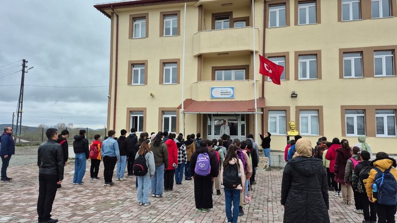 Ulaş'ta Eğitimde Saygı Duruşu: Vefat Eden Öğretmen ve Öğrenciler Anıldı - Görsel 3