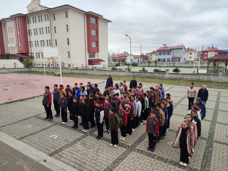 Ulaş'ta Eğitimde Saygı Duruşu: Vefat Eden Öğretmen ve Öğrenciler Anıldı - Görsel 4