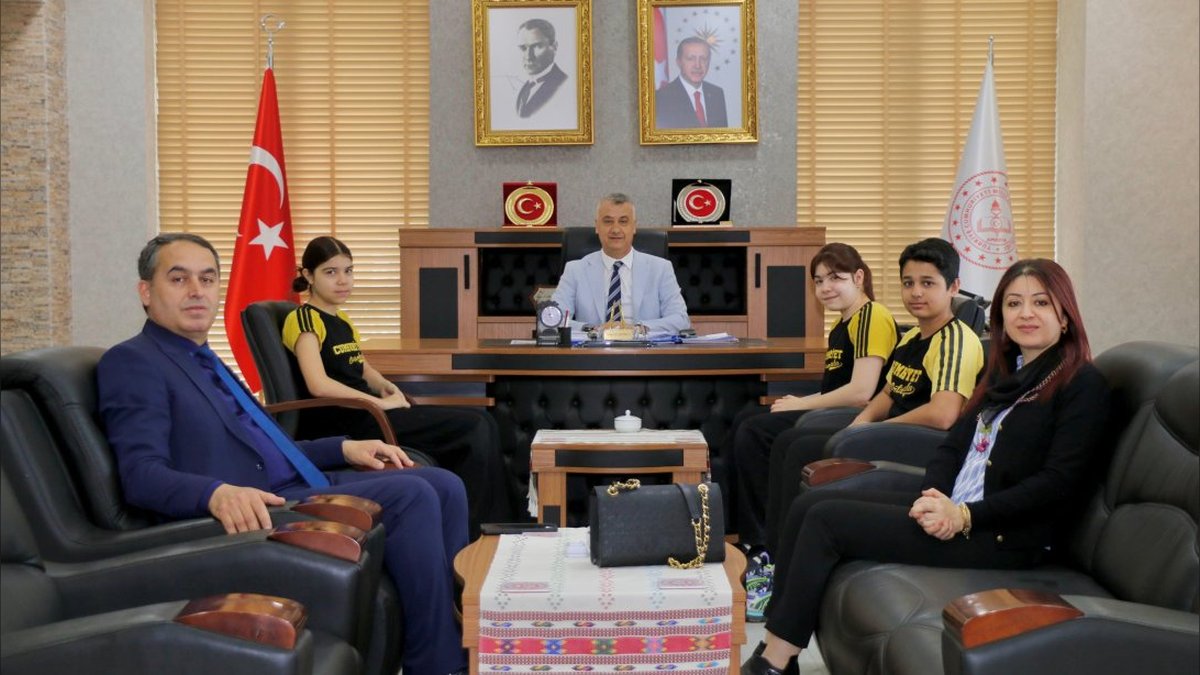 Amasya'da Öğrenciler Milli Eğitim Müdürlüğü Makamını Devraldı